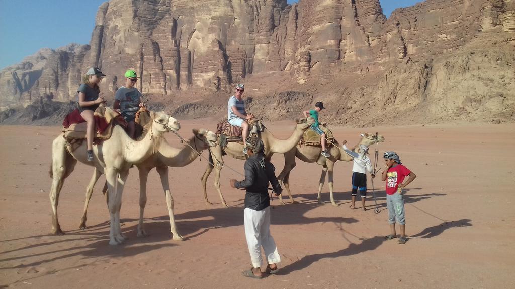 Black Irish Camp And Tours Hotel Wadi Rum Ngoại thất bức ảnh