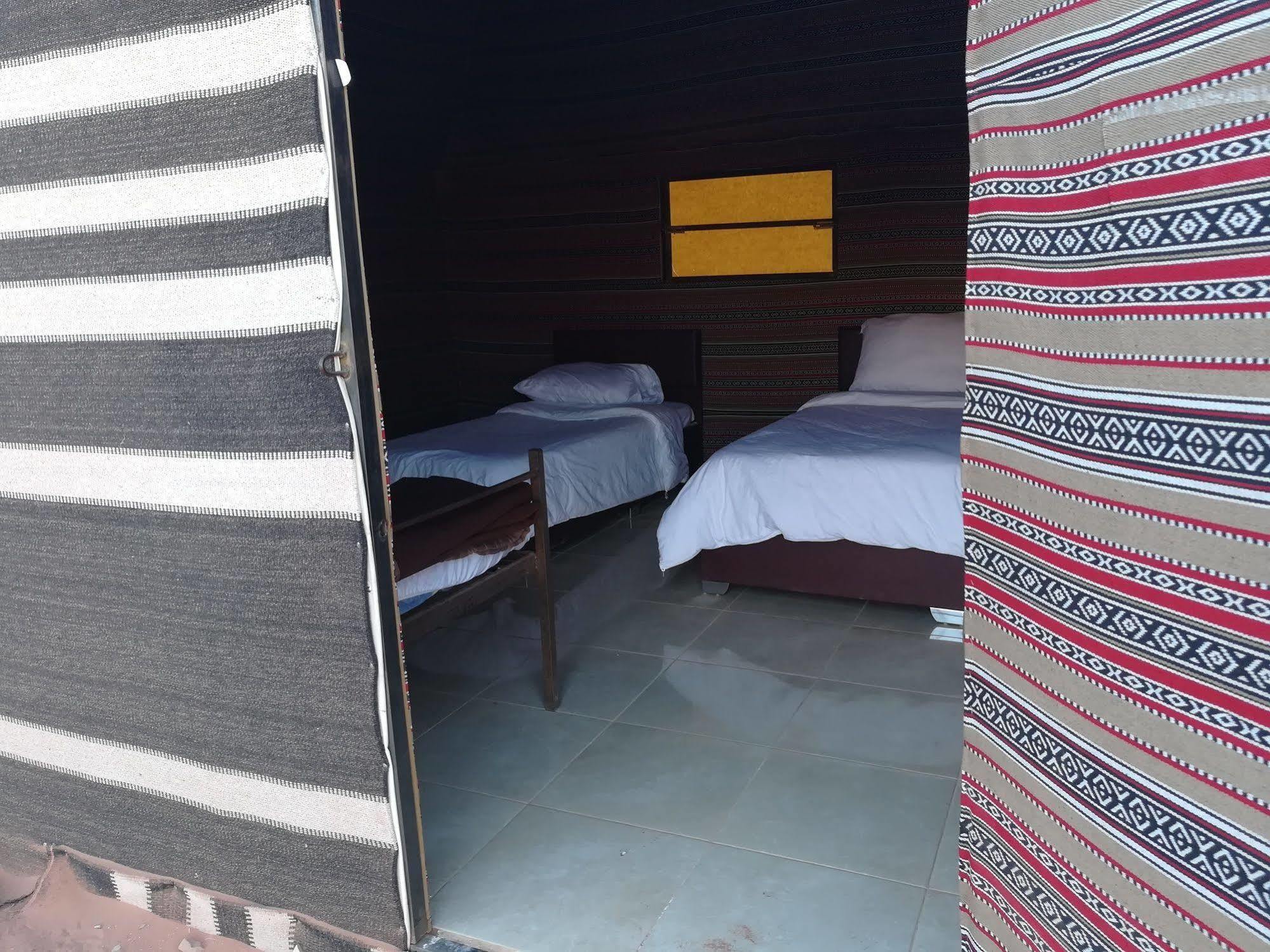 Black Irish Camp And Tours Hotel Wadi Rum Ngoại thất bức ảnh