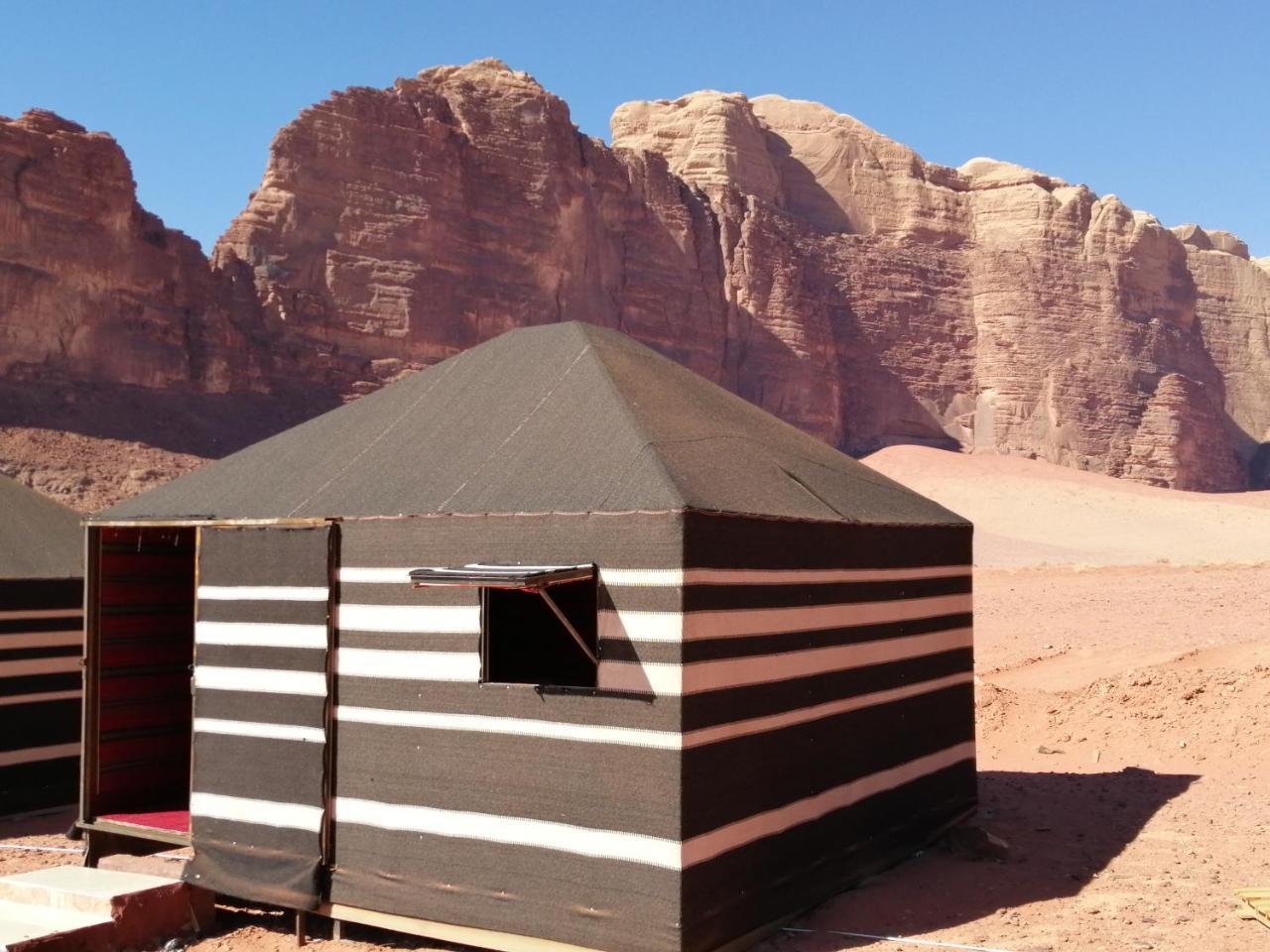 Black Irish Camp And Tours Hotel Wadi Rum Ngoại thất bức ảnh